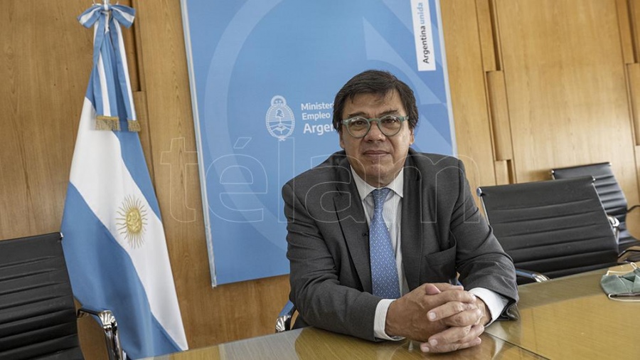 El ministro de Trabajo Claudio Moroni aprob hoy por resolucin de esa cartera de Estado el Programa de Asistencia y Reconversin de Emergencia para titulares de paradas yo repartos de venta de diarios revistas y afines