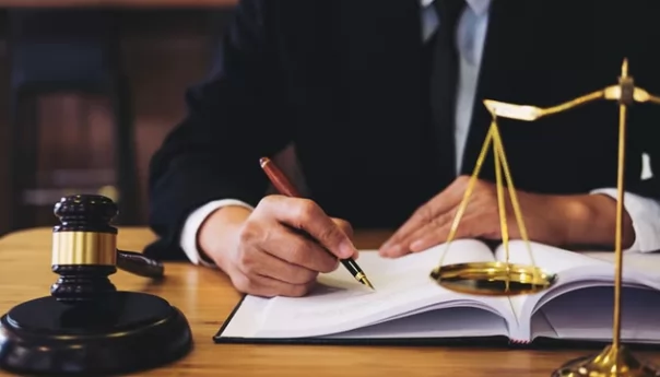 Consideran "cómplice" a trabajador por su relación "en negro"