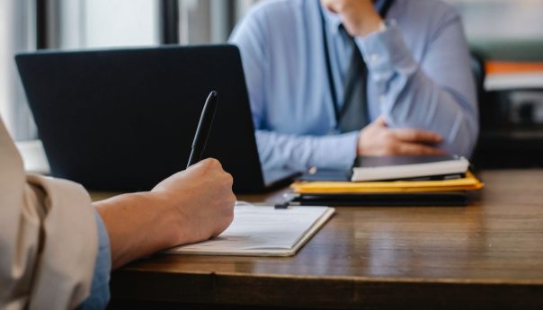 cautela en las empresas, a la espera de nuevo escenario económico