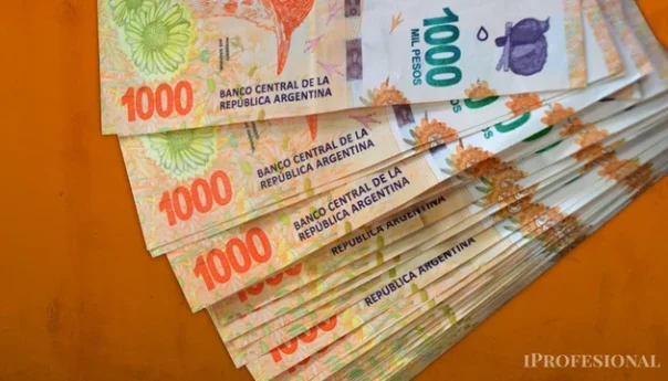 ¿Qué impuestos se pagan en una transferencia de dinero?