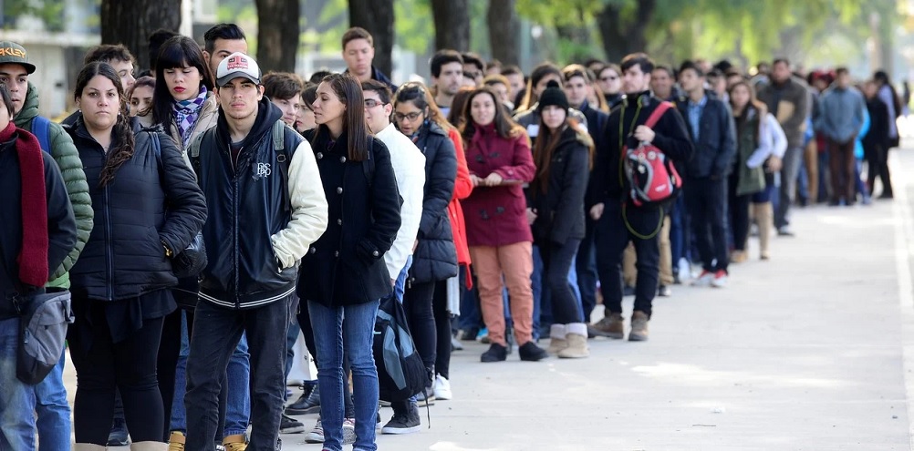 Alcanza a personas de entre 18 y 64 años sin ingresos registrados ni ninguna asistencia del Estado, como la Asignación Universal por Hijo, entre otras