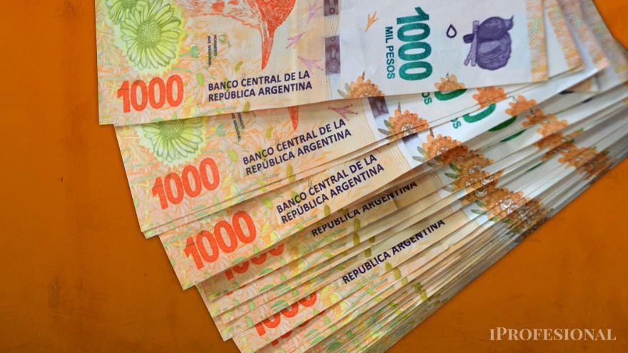 ¿Qué impuestos se pagan en una transferencia y a quién le corresponde abonar el dinero?