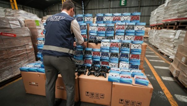 La AFIP retuvo una importación de 4.000 joysticks con fraude marcario