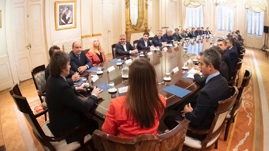 Ante el reclamo de los gobernadores, Milei negó la posibilidad de coparticipar el impuesto al cheque, pero cedió con Ganancias