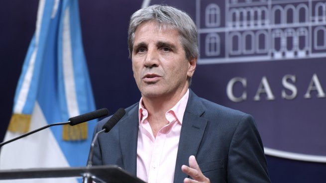 Luis Caputo habló sobre la asistencia escolar para la clase media. 