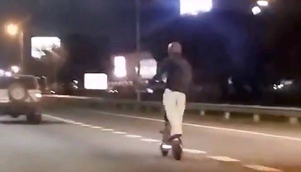 esquivó autos con un monopatín eléctrico, pasó el peaje y fue detenido