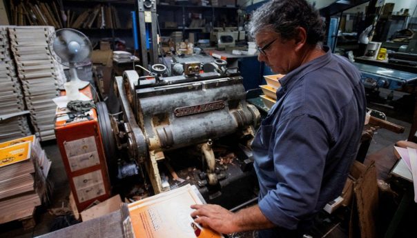 Cae el empleo formal privado y público, mientras toma impulso el monotributo social