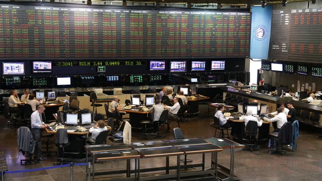 El riesgo país se aleja de los 1.400 intradiario que alcanzó esta semana.&nbsp;