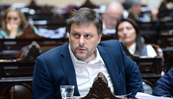 Leandro Santoro advirtió que la ley Bases es para que los ricos sean más ricos, perjudicando a la clase media