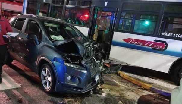 tres heridos tras un brutal choque entre un auto y un colectivo