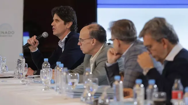 Martín Lousteau habla, escoltado por senadores radicales.
