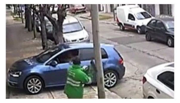 evitó un asalto con la escoba y salvó a un hombre