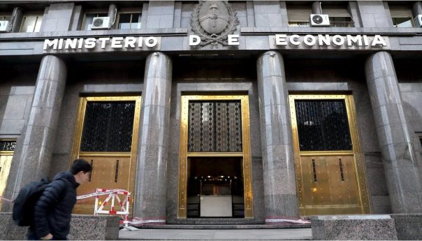Economía anunciará el superávit fiscal de junio