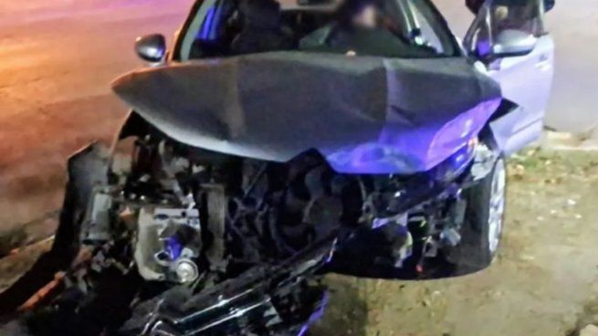 EL conductor manejaba un Citroën C4 que terminó con el frente destrozado por el impacto. 