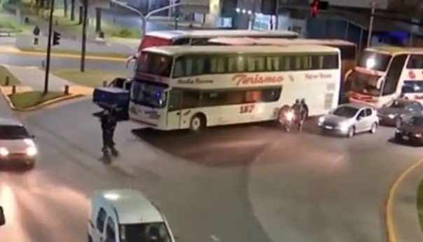 Caos de tránsito y tensión en Bernal por una protesta de choferes micros de larga distancia