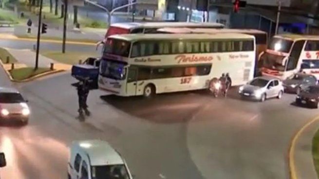 La protesta de choferes de micros de larga distancia se mantiene en el Triángulo de Bernal