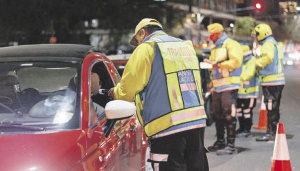 ¡Atención conductores! Ahora esta infracción de tránsito puede salir hasta más de un millón y medio de pesos.