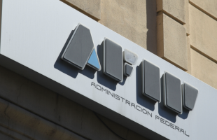 La AFIP habilitó los dólares como forma de pago para un impuesto en particular: cómo abonarlo