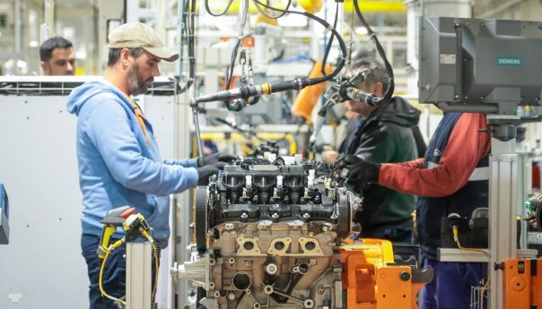 El empleo formal privado cayó en junio por décimo mes consecutivo, mientras crecieron los monotributistas