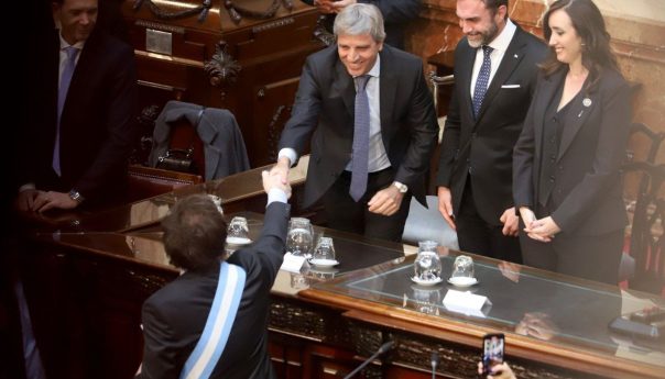 Antes del debate por el Presupuesto, el peronismo insiste en convocar Luis Caputo