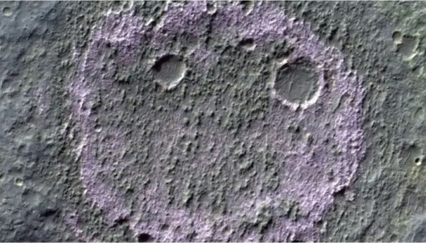 Descubrieron una cara sonriente en Marte y reaviva el misterio sobre la vida en el planeta
