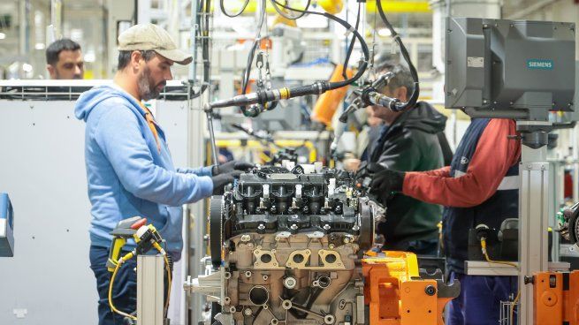 El empleo asalariado en el sector privado sigue en caída libre.