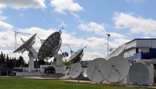 El Gobierno privatizará los megahertz de Arsat y Telecom, y anunció que los diarios papel pagarán IVA