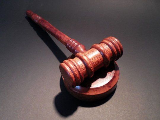 Según la resolución, la medida busca garantizar la estabilidad de instituciones clave en el entramado social y sanitario del país, considerando que las circunstancias que motivaron las suspensiones originales persisten.