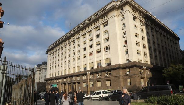 cuáles son los impuestos nacionales que el Gobierno planea dejar en pie
