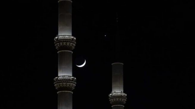 La luna, y más al costado Venus, vistas desde Turquía.