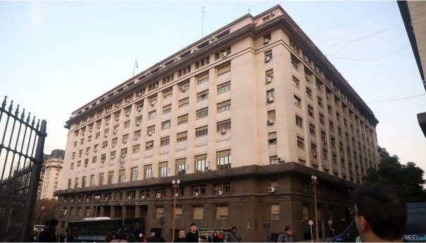 estiman que Ganancias y combustibles cubrirán el vacío del Impuesto PAÍS