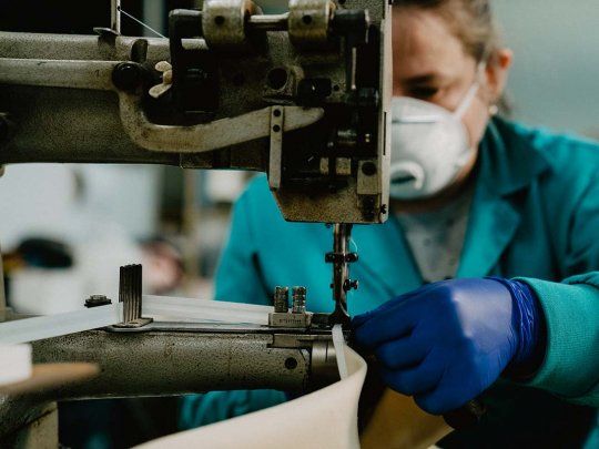 La industria textil cayó 27,8% desde 2023 y en el sector se destruyeron 14.000 empleos.