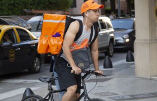 el desempleo bajó por el aumento del trabajo informal y el monotributo