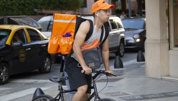 el desempleo bajó por el aumento del trabajo informal y el monotributo