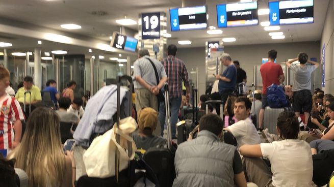 Caos en Aeroparque por cancelaciones.