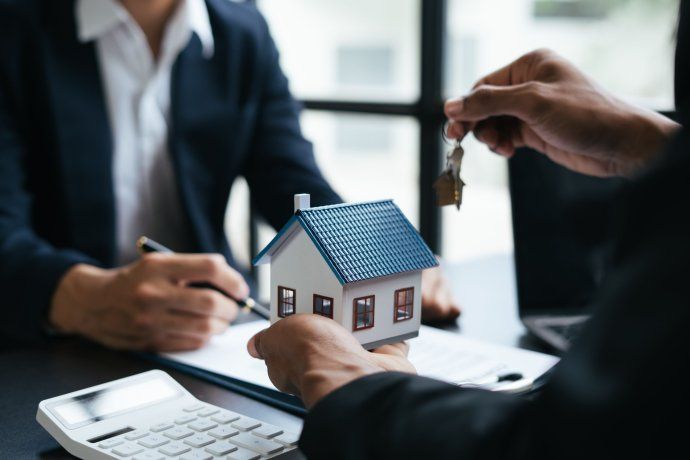 En un sector donde históricamente una parte significativa de las operaciones se pacta en dólares billete, la reacción inicial fue moderada. Hubo un leve aumento de consultas para operaciones de menor monto, como cocheras o unidades chicas, pero no se observó una reactivación generalizada atribuible a la nueva ley