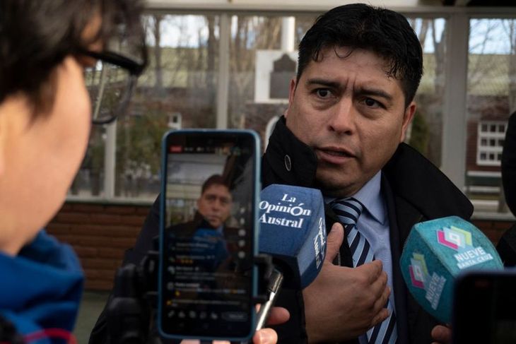 El gobernador Claudio Vidal avaló la multa al gremio docente ADOSAC, en medio de la tensión por el inicio del ciclo lectivo.