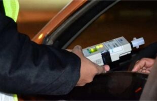 un conductor dio positivo y superó la capacidad de medición del alcoholímetro