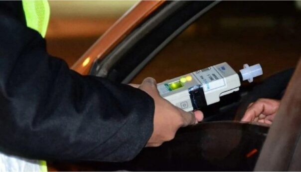 un conductor dio positivo y superó la capacidad de medición del alcoholímetro