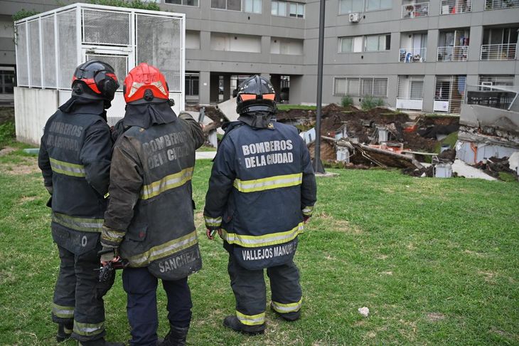 El derrumbe ocurrió en un complejo habitacional.