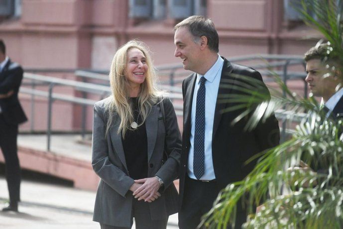 El jefe de Gabinete, Manuel Adorni, junto a la secretaria de Presidencia, Karina Milei. El jefe de Gabinete, Manuel Adorni, junto a la secretaria de Presidencia, Karina Milei.
