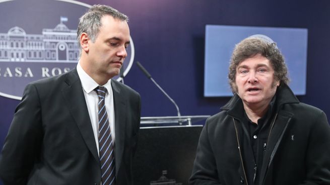 Javier Milei enfrenta un laberinto para salir de la crisis de Manuel Adorni.